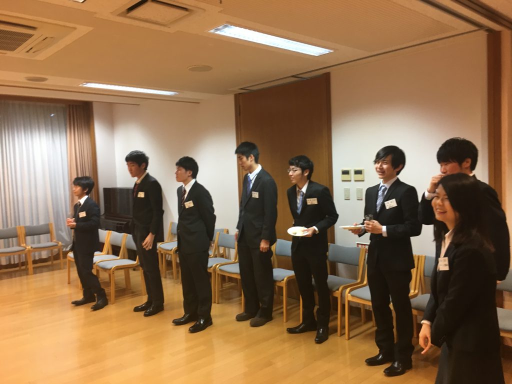 9_先輩の話を聞く学生諸君